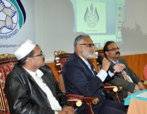 Dr. Shaukat Perwaiz expressing his views, along with Feroze Rehman and Syed Muneer.