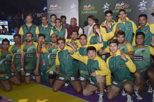 The Patna Pirates players pose for a picture